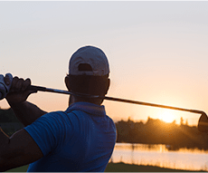 ゴルフをする男性