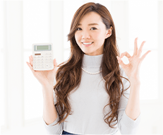 電卓を持つ女性